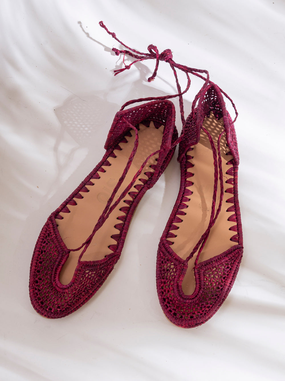 Bailarina slō hand made de rafia color raspberry con tiras romanas, tejida a mano en Marruecos, suela de cuero.