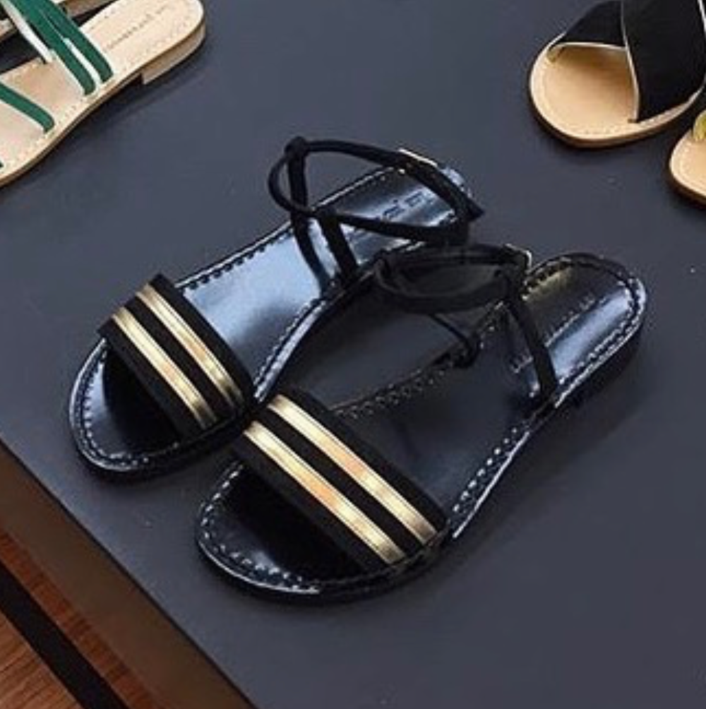 Les Paresseuses sandalia negra con detalle dorados y tira al tobillo. Tacón: 1.5 cm Composición Exterior: Piel de Cabra 100% Suela Interior: Cuero 100% Suela: Cuero 100%