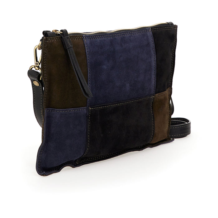 Clutch de ante multicolor (azul y marrón) hecho a mano por Caterina Lucchi, con bandolera extraíble y cierre de cremallera.