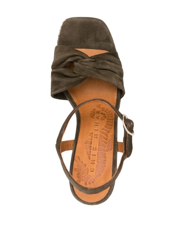 Sandalia GELIA de Chie Mihara en piel verde militar con tacón medio ancho efecto serpiente, diseño artesanal con cierre al tobillo y plataforma cómoda, hecha en España.