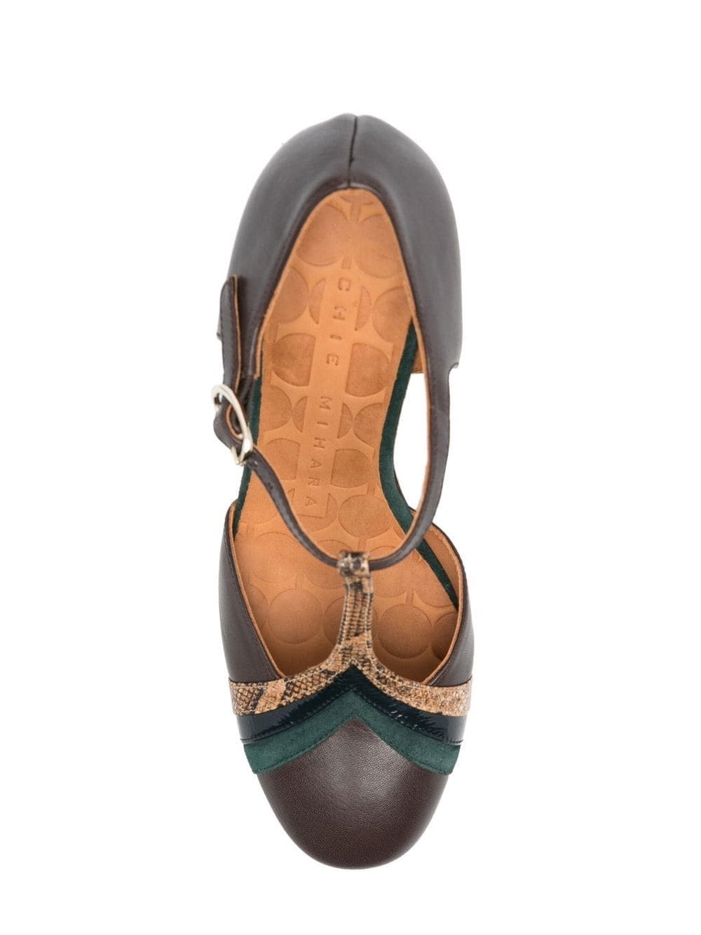 Zapato de tacón de Chie Mihara marrón chocolate para mujer, modelo WALKI41, con barra en T, ribete verde, piel efecto serpiente y tacón cuadrado, hecho en España.