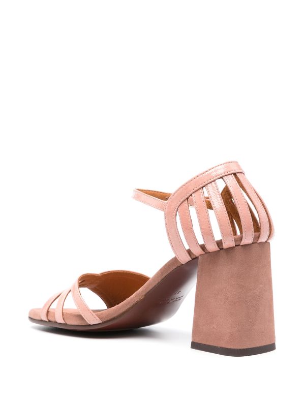 Sandalia nude y rosa para mujer, modelo PELU de Chie Mihara, en piel vuelta con tiras acharoladas, tacón de 8,5 cm y cierre lateral. Hecha en España.