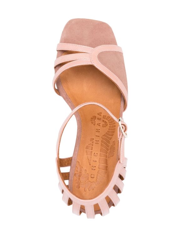 Sandalia nude y rosa para mujer, modelo PELU de Chie Mihara, en piel vuelta con tiras acharoladas, tacón de 8,5 cm y cierre lateral. Hecha en España.