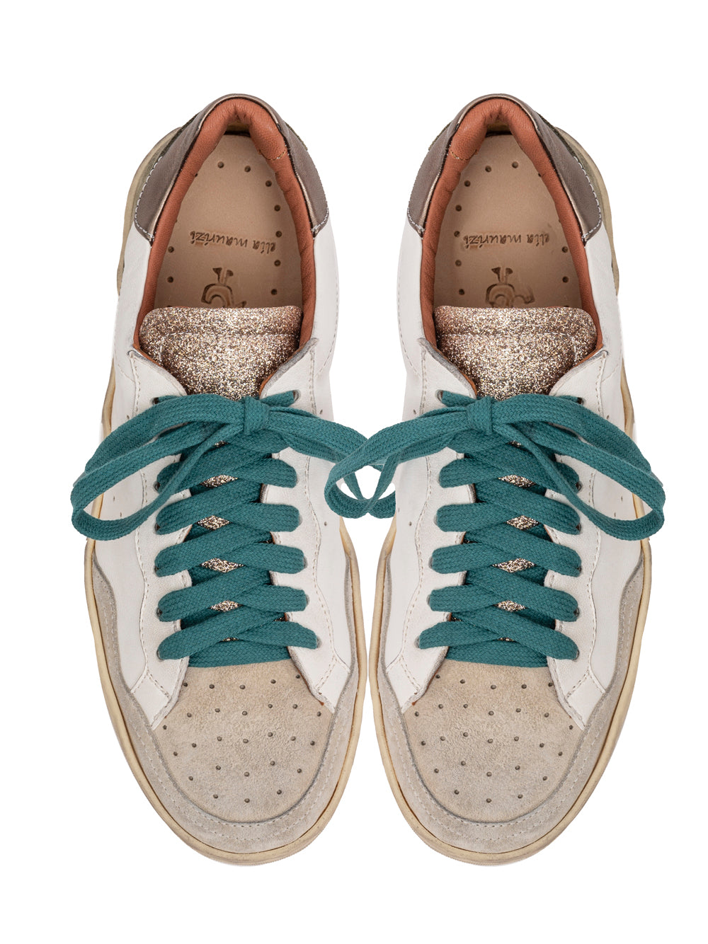 Sneaker Fiona de Elia Maurizi en piel blanca con talón en ante kaki y lengüeta bronce brillante, hecha a mano en Italia, sostenible y con cordones extra.