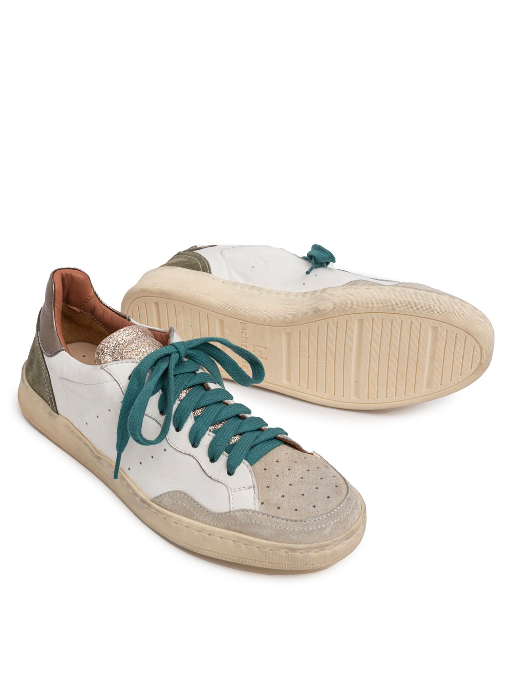 Sneaker Fiona de Elia Maurizi en piel blanca con talón en ante kaki y lengüeta bronce brillante, hecha a mano en Italia, sostenible y con cordones extra.