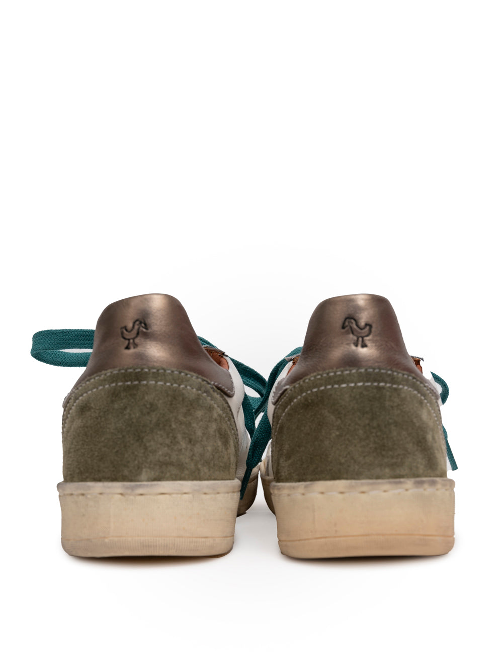 Sneaker Fiona de Elia Maurizi en piel blanca con talón en ante kaki y lengüeta bronce brillante, hecha a mano en Italia, sostenible y con cordones extra.