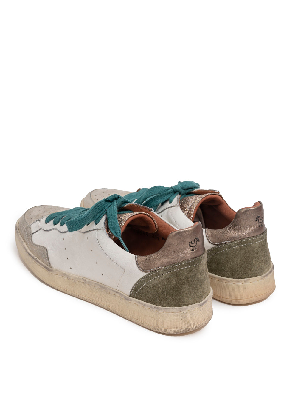 Sneaker Fiona de Elia Maurizi en piel blanca con talón en ante kaki y lengüeta bronce brillante, hecha a mano en Italia, sostenible y con cordones extra.