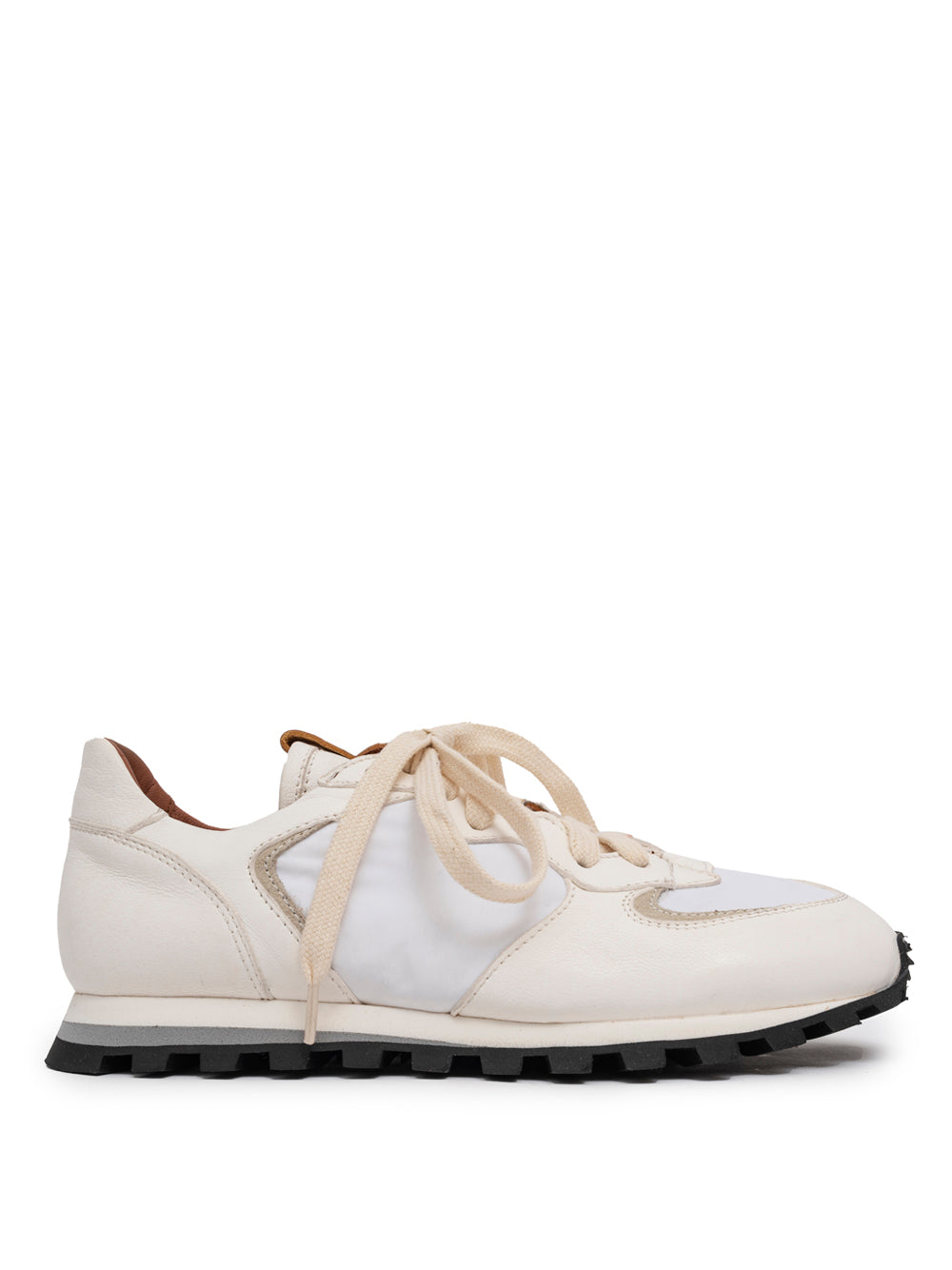 Sneaker Claudia de Elia Maurizi en piel blanca con suela negra y microsuela blanca. Diseño artesanal y sostenible hecho en Italia.