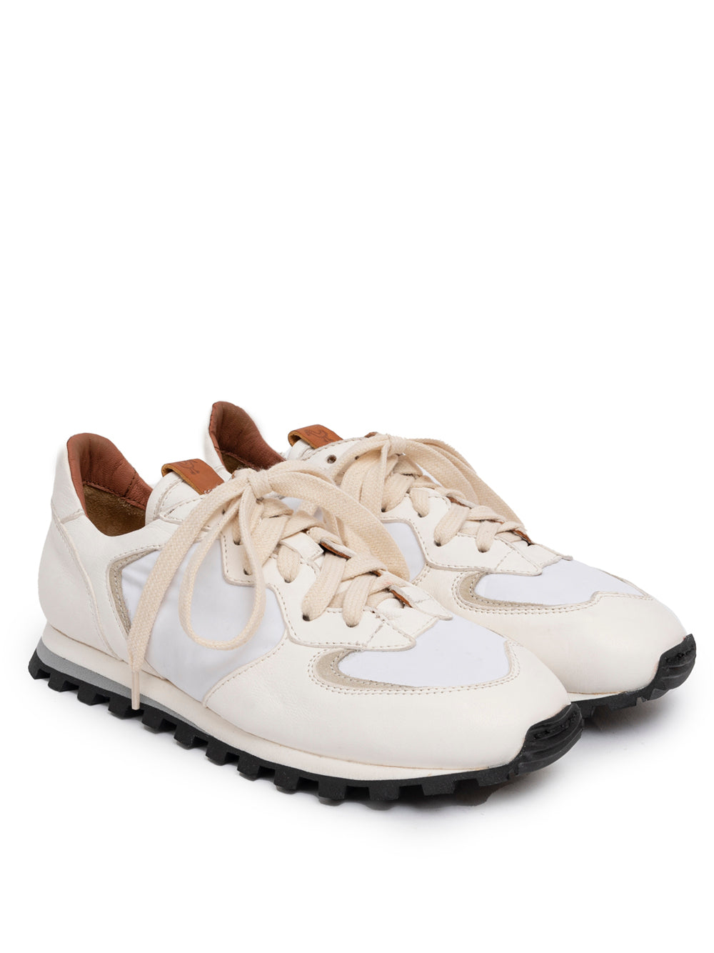 Sneaker Claudia de Elia Maurizi en piel blanca con suela negra y microsuela blanca. Diseño artesanal y sostenible hecho en Italia.