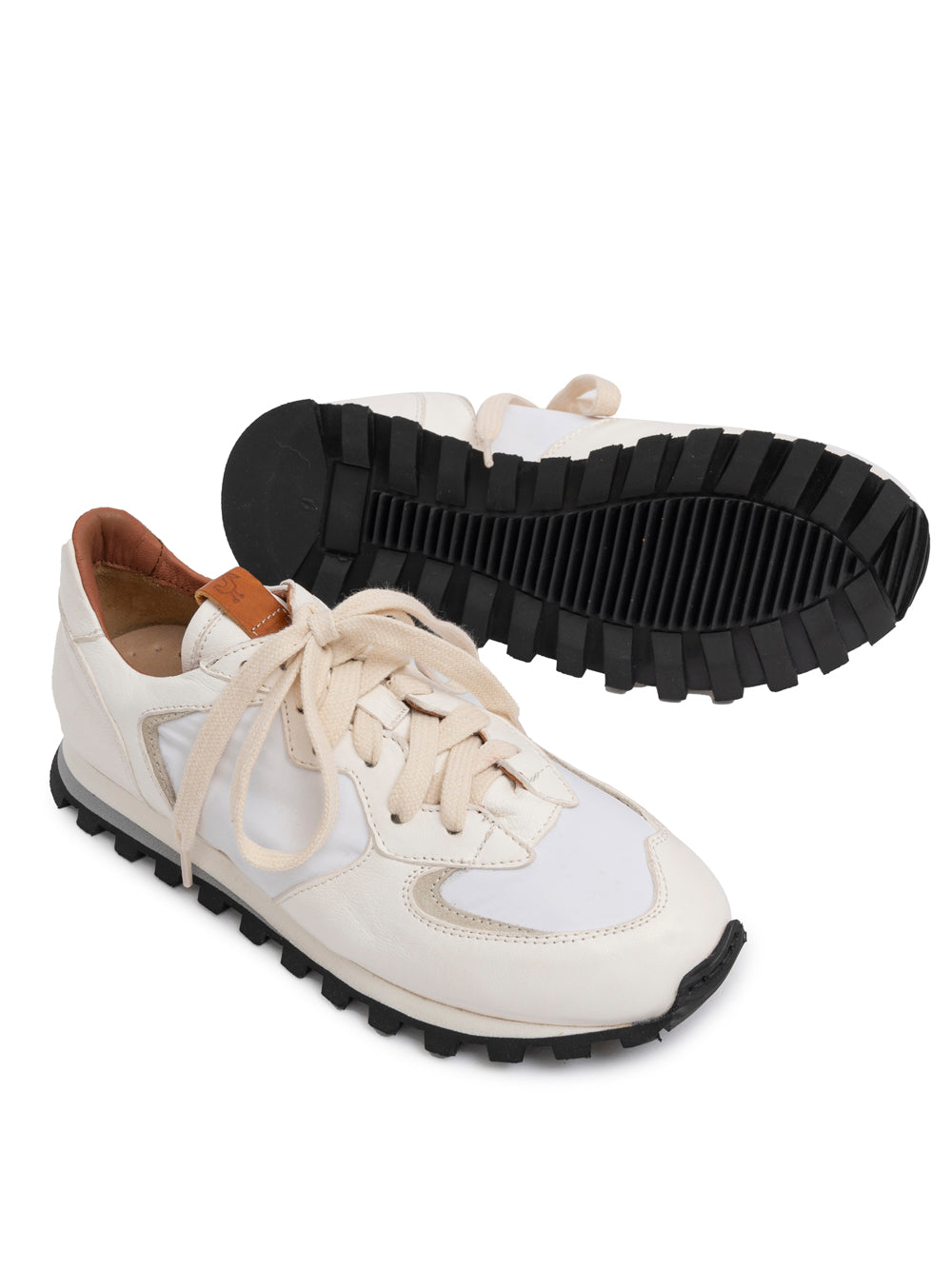 Sneaker Claudia de Elia Maurizi en piel blanca con suela negra y microsuela blanca. Diseño artesanal y sostenible hecho en Italia.