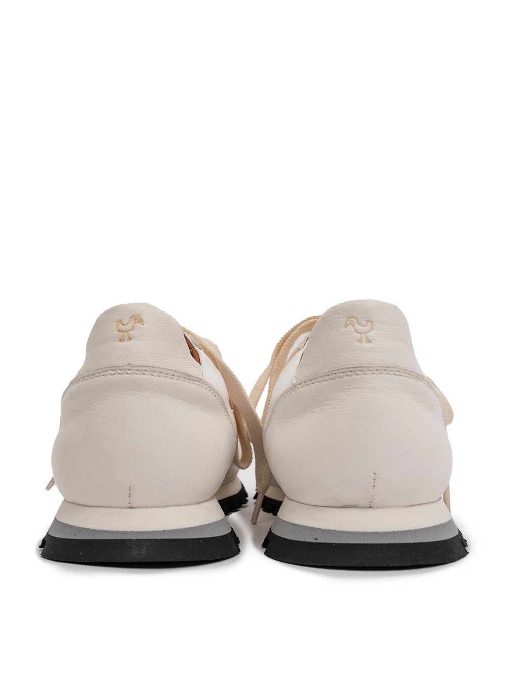 Sneaker Claudia de Elia Maurizi en piel blanca con suela negra y microsuela blanca. Diseño artesanal y sostenible hecho en Italia.