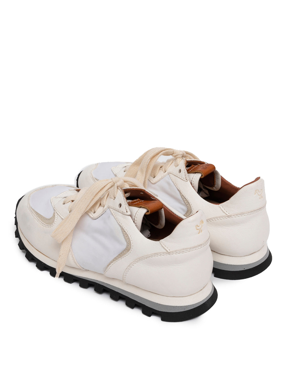 Elia Maurizi Deportiva en piel y nailon en color blanco con suela runner en negro con microsuela en blanco. Contraste en el talón en piel amarilla. El exterior esta tintado con extractos vegetales lo que conlleva ahora un 50% hasta un 90% de agua.Las suelas son caucho reciclado y degradable producidas directamente a partir de leche de hevea virgen. Talla un número más de lo habitual. Exterior_Piel_Nailon Interior_Piel Suela_Caucho Modelo_Claudia Hecho a mano en Italia