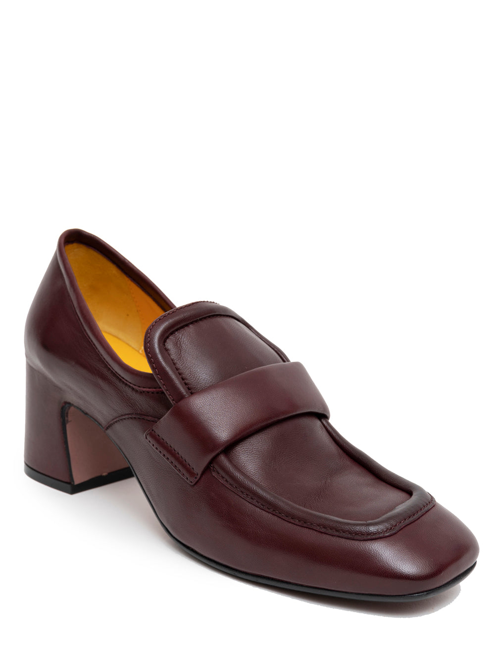 Mocasín de piel color rubino de Mara Bini, con tacón ancho de 6 cm y acabado brillante, fabricado artesanalmente en Italia.