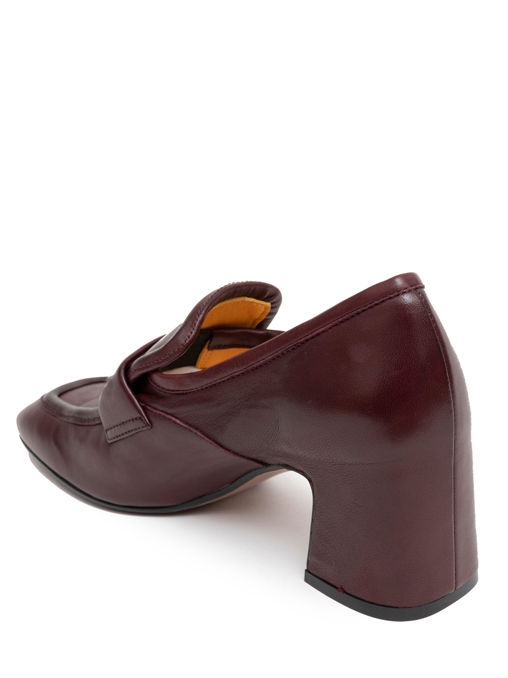 Mocasín de piel color rubino de Mara Bini, con tacón ancho de 6 cm y acabado brillante, fabricado artesanalmente en Italia.