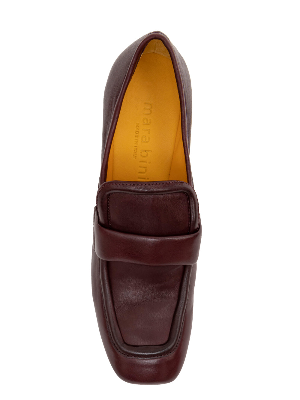 Mocasín de piel color rubino de Mara Bini, con tacón ancho de 6 cm y acabado brillante, fabricado artesanalmente en Italia.
