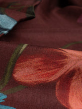 Cargar imagen en el visor de la galería, Pañuelo de seda floral en seda.   Medidas: 42 cm x  42 cm.   Composición: 100% Seda  Cuidados: limpieza en seco. Es recomendable extender el fular después de su uso para ventilarla.  Hand Made India