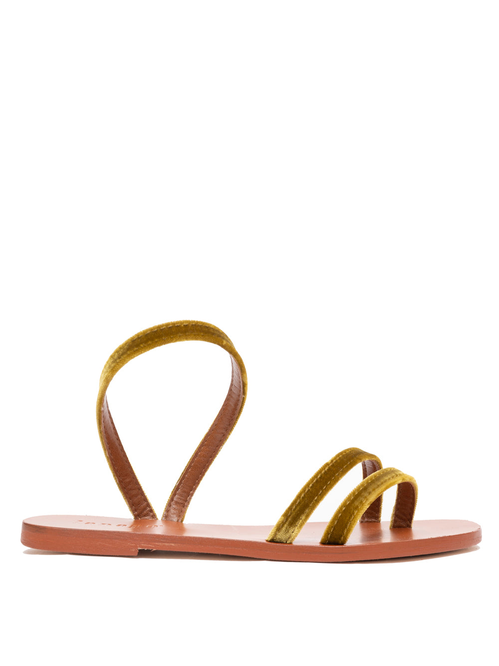 Sandalia Lanapo modelo Pietrasanta en terciopelo senape con pulsera al tobillo y suela de cuero.