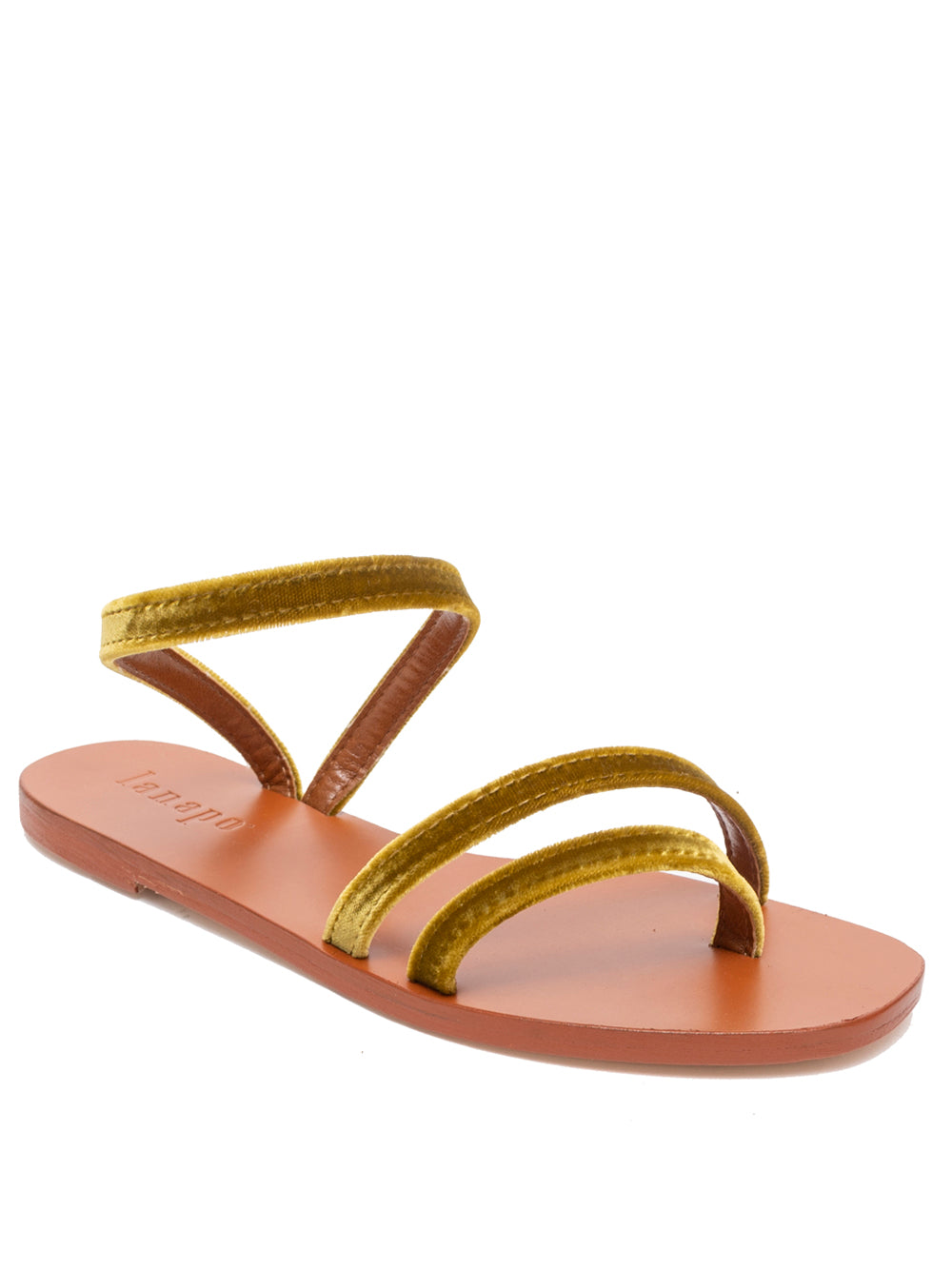 Sandalia Lanapo modelo Pietrasanta en terciopelo senape con pulsera al tobillo y suela de cuero.