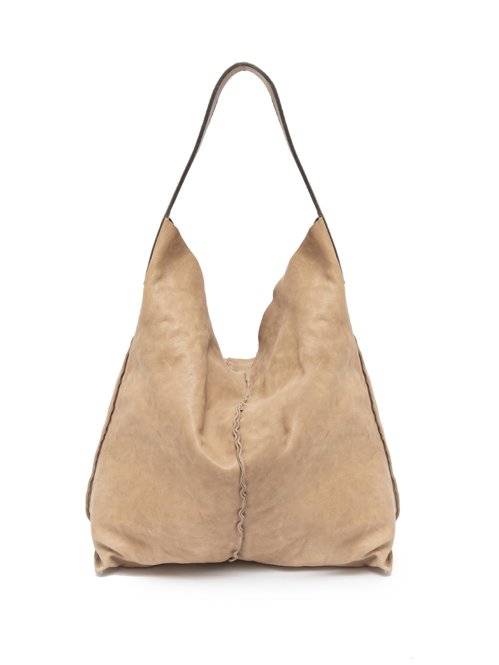 Bolso saco realizado en piel color sand, teñido con tintes vegetales y terminado con un tratamiento de encerado, que le da ese color tan especial. En el interior lleva una bolsa extraíble con cremallera y varios compartimentos interiores. Este bolso combina estilo y funcionalidad para el día a día. Fabricado en Italia. 100% piel de vacuno de curtición vegetal. Medidas: Asa 40 cm. Ancho. 35 cm Alto. 40 cm.