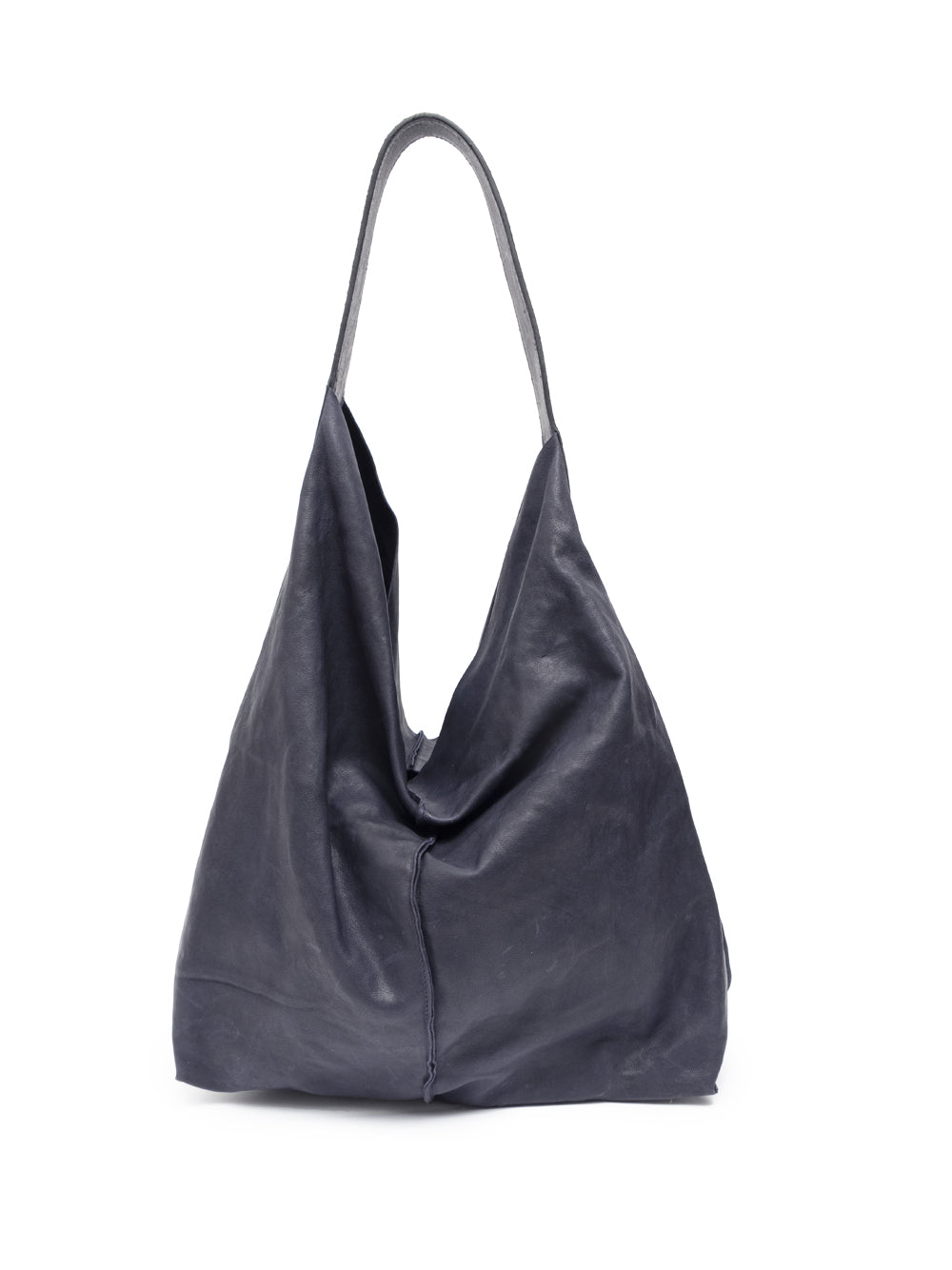 Bolso saco realizado en piel color océano, teñido con tintes vegetales y terminado con un tratamiento de encerado, que le da ese color tan especial. En el interior lleva una bolsa extraíble con cremallera y varios compartimentos interiores. Este bolso combina estilo y funcionalidad para el día a día. Fabricado en Italia. 100% piel de vacuno de curtición vegetal. Medidas: Asa 40 cm. Ancho. 35 cm Alto. 40 cm.