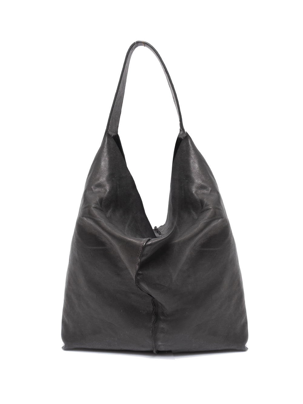 Bolso saco realizado en piel color negro, teñido con tintes vegetales y terminado con un tratamiento de encerado, que le da ese color tan especial. En el interior lleva una bolsa extraíble con cremallera y varios compartimentos interiores. Este bolso combina estilo y funcionalidad para el día a día.  Fabricado en Italia.  100% piel de vacuno de curtición vegetal. Medidas: Asa 40 cm. Ancho. 35 cm Alto. 40 cm.