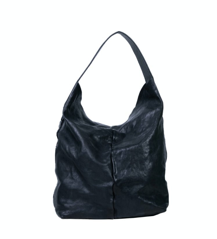 Bolso saco realizado en piel color negro, teñido con tintes vegetales y terminado con un tratamiento de encerado, que le da ese color tan especial. En el interior lleva una bolsa extraíble con cremallera y varios compartimentos interiores. Este bolso combina estilo y funcionalidad para el día a día.  Fabricado en Italia.  100% piel de vacuno de curtición vegetal. Medidas: Asa 40 cm. Ancho. 35 cm Alto. 40 cm.