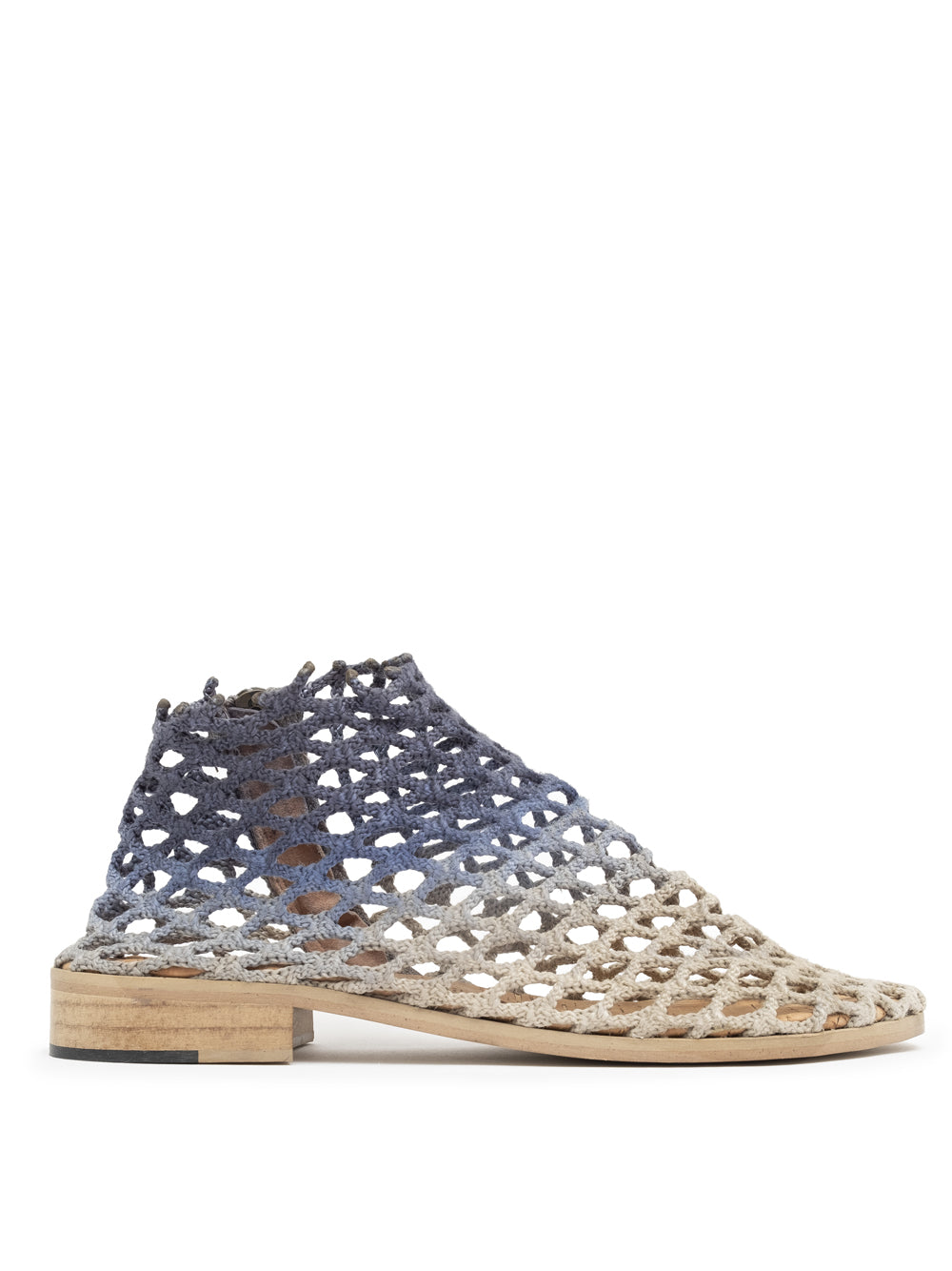 Botas veganas Plansd Natural de Verdura en redes de pesca recicladas color natural con sombras azules, suela de goma y plantilla de corcho, hechas a mano en Italia.