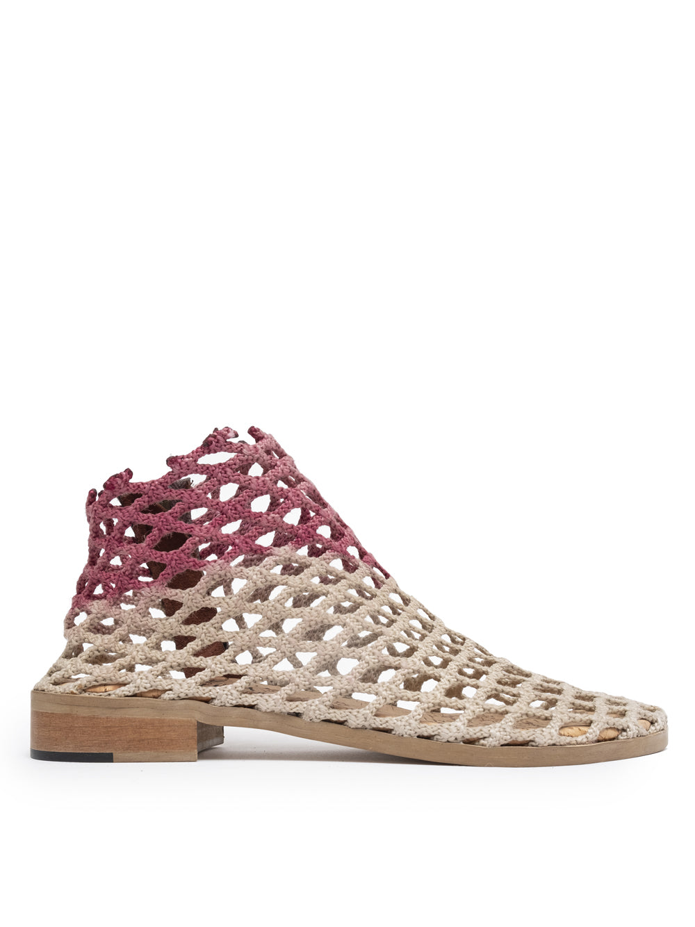 Botas veganas Planas de Verdura en color beige con sombras vino, hechas con redes de pesca recicladas, suela de goma y plantilla de corcho – fabricación artesanal en Italia.