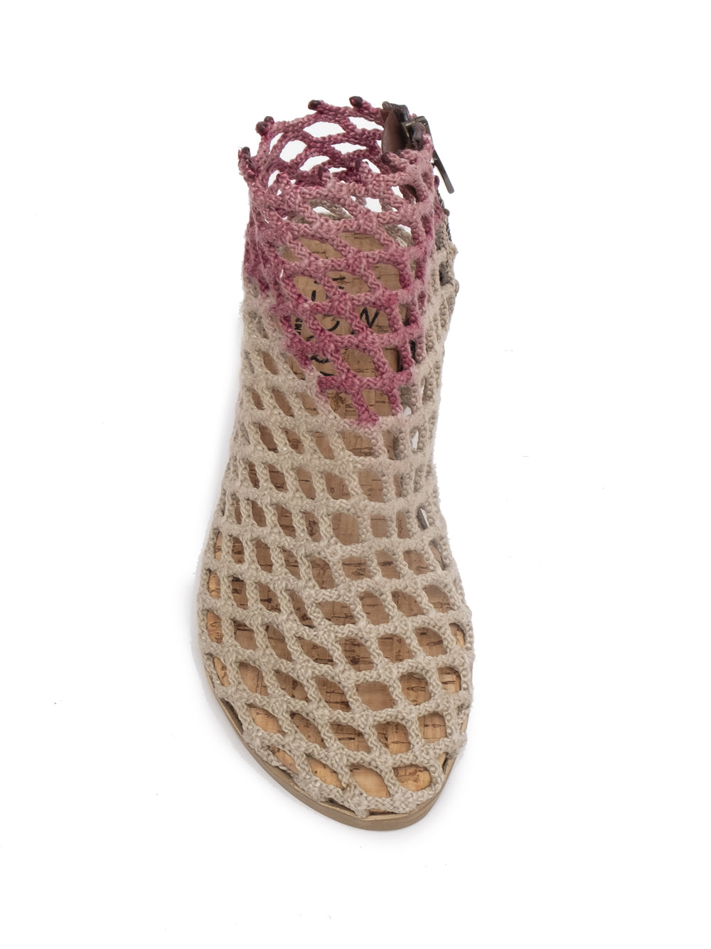 Botas veganas Planas de Verdura en color beige con sombras vino, hechas con redes de pesca recicladas, suela de goma y plantilla de corcho – fabricación artesanal en Italia.