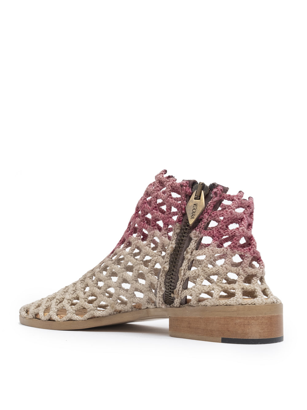 Botas veganas Planas de Verdura en color beige con sombras vino, hechas con redes de pesca recicladas, suela de goma y plantilla de corcho – fabricación artesanal en Italia.