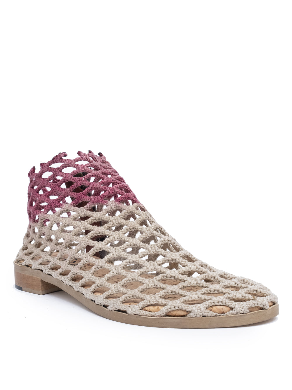 Botas veganas Planas de Verdura en color beige con sombras vino, hechas con redes de pesca recicladas, suela de goma y plantilla de corcho – fabricación artesanal en Italia.