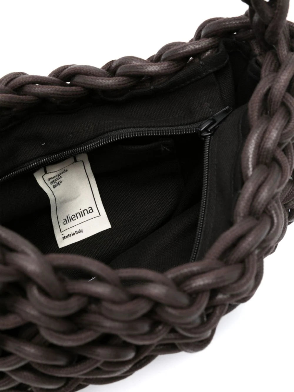Bolso Alice de Alienina en marrón chocolate tejido a mano con cuerda de algodón, con cierre de cremallera y bolsillo interior.
