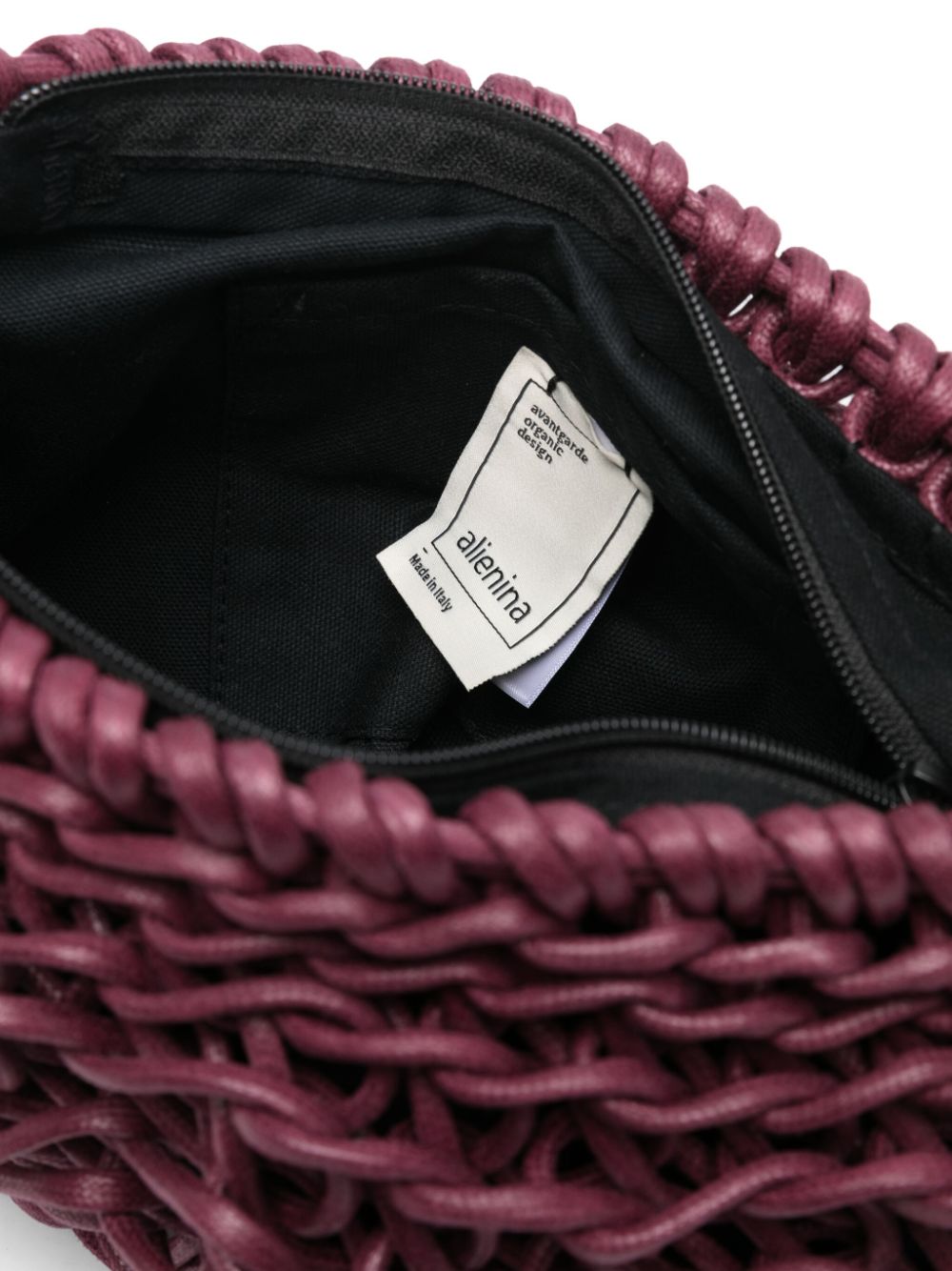 Bolso Cecilia de Alienina en color plum, tejido a mano en Italia con cuerda de algodón 100%, diseño artesanal y sostenible.

