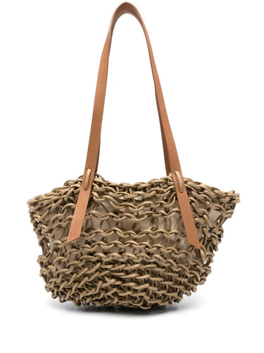 El bolso Vittoria de Alienina es un shopper espacioso y elegante, perfecto para quienes necesitan mucho espacio sin sacrificar el estilo. Fabricado con cuerda encerada y correas de piel biodegradable, combina durabilidad con una estética única y moderna. Además, es muy cómodo de llevar sobre los hombros, convirtiéndolo en el compañero ideal tanto para los recados diarios como para viajes. ¡Un accesorio práctico y con mucho carácter!

100% Algodón encerado.

Medida: Ancho 27 cm. Alto 46 cm. Asa 70 cm.

Instr