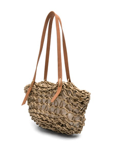 El bolso Vittoria de Alienina es un shopper espacioso y elegante, perfecto para quienes necesitan mucho espacio sin sacrificar el estilo. Fabricado con cuerda encerada y correas de piel biodegradable, combina durabilidad con una estética única y moderna. Además, es muy cómodo de llevar sobre los hombros, convirtiéndolo en el compañero ideal tanto para los recados diarios como para viajes. ¡Un accesorio práctico y con mucho carácter!

100% Algodón encerado.

Medida: Ancho 27 cm. Alto 46 cm. Asa 70 cm.

Instr