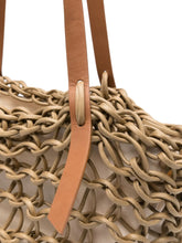 Load image into Gallery viewer, El bolso Vittoria de Alienina es un shopper espacioso y elegante, perfecto para quienes necesitan mucho espacio sin sacrificar el estilo. Fabricado con cuerda encerada y correas de piel biodegradable, combina durabilidad con una estética única y moderna. Además, es muy cómodo de llevar sobre los hombros, convirtiéndolo en el compañero ideal tanto para los recados diarios como para viajes. ¡Un accesorio práctico y con mucho carácter!

100% Algodón encerado.

Medida: Ancho 27 cm. Alto 46 cm. Asa 70 cm.

Instr