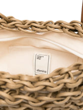 Load image into Gallery viewer, El bolso Vittoria de Alienina es un shopper espacioso y elegante, perfecto para quienes necesitan mucho espacio sin sacrificar el estilo. Fabricado con cuerda encerada y correas de piel biodegradable, combina durabilidad con una estética única y moderna. Además, es muy cómodo de llevar sobre los hombros, convirtiéndolo en el compañero ideal tanto para los recados diarios como para viajes. ¡Un accesorio práctico y con mucho carácter!

100% Algodón encerado.

Medida: Ancho 27 cm. Alto 46 cm. Asa 70 cm.

Instr