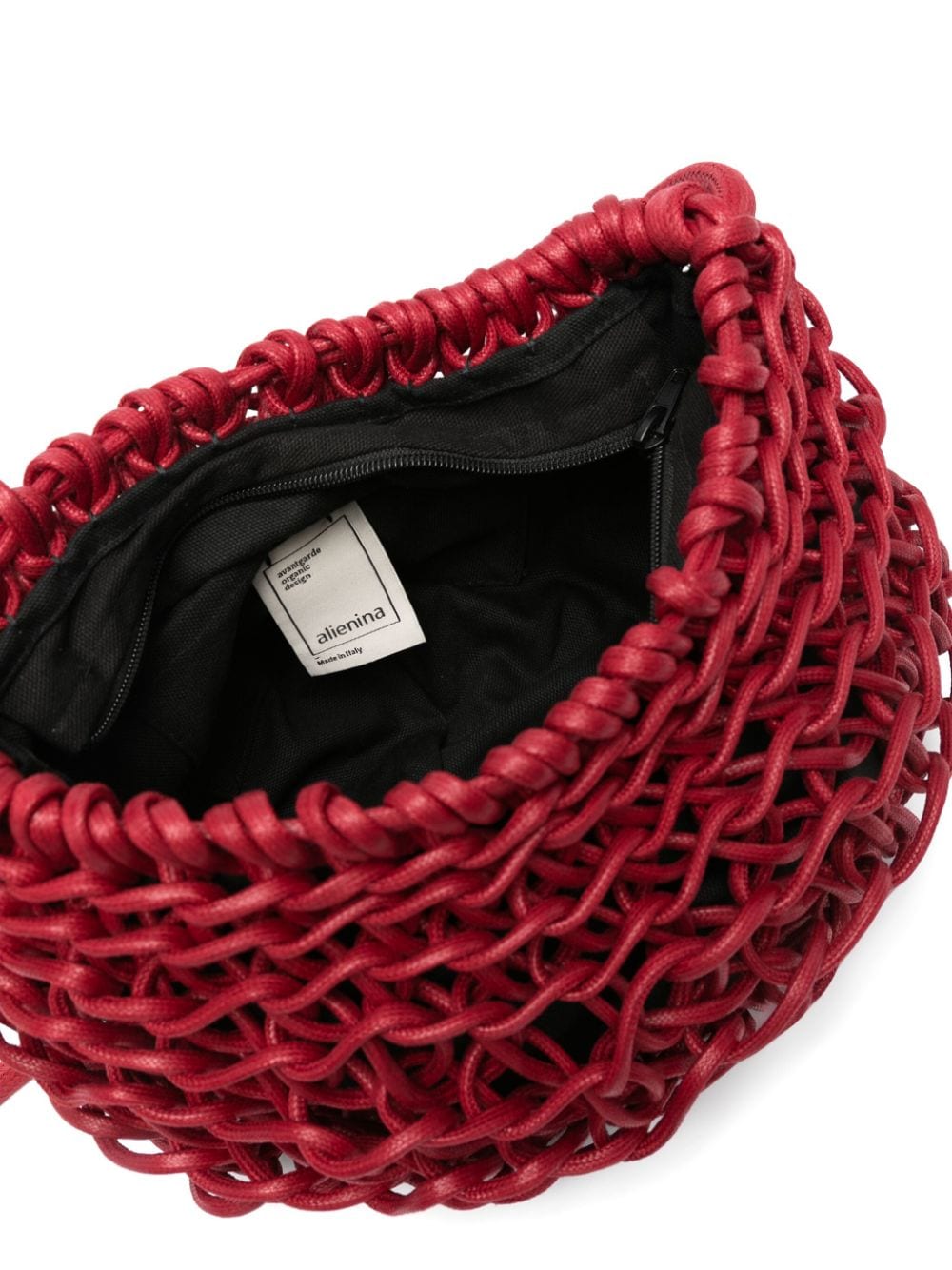 Bolso de hombro de&nbsp;&nbsp;Alienina tejido a mano con cuerda de algodón encerado en rojo. Forro en negro de algodón y cierre cremallera.  100% Algodón  Medida: Ancho 36 cm. Alto 24 cm.  Instrucciones de cuidado: Lavado en seco.  Color_Red  Hecho a mano en Italia.