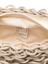Cargar imagen en el visor de la galería, El bolso Vittoria de Alienina es un shopper amplio y con un diseño elegante, ideal para quienes buscan espacio sin renunciar al estilo. Está confeccionado con cuerda encerada y correas de piel biodegradable, lo que le aporta durabilidad y un toque moderno y sofisticado. Además, su diseño ergonómico permite llevarlo cómodamente sobre los hombros, convirtiéndolo en el compañero perfecto para el día a día o para escapadas. ¡Un accesorio práctico, con carácter y conciencia ecológica!

100% Algodón encerado.

Me