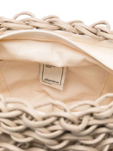 El bolso Vittoria de Alienina es un shopper amplio y con un diseño elegante, ideal para quienes buscan espacio sin renunciar al estilo. Está confeccionado con cuerda encerada y correas de piel biodegradable, lo que le aporta durabilidad y un toque moderno y sofisticado. Además, su diseño ergonómico permite llevarlo cómodamente sobre los hombros, convirtiéndolo en el compañero perfecto para el día a día o para escapadas. ¡Un accesorio práctico, con carácter y conciencia ecológica!

100% Algodón encerado.

Me