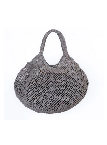 Esta cesta calada de Sans-Arcident está tejida a mano en rafia natural , lo que la convierte en una pieza única y con carácter. Su forma original y diseño exclusivo añadirán un toque de frescura, naturalidad y estilo a cualquier look. ¡Un accesorio imprescindible para los días soleados!

La rafia es una fibra 100% natural, obtenida a partir de las hojas de palma. Se extrae cuidadosamente de la membrana interna de cada hoja para crear una fibra larga, fina y resistente que puede teñirse y tejerse como u