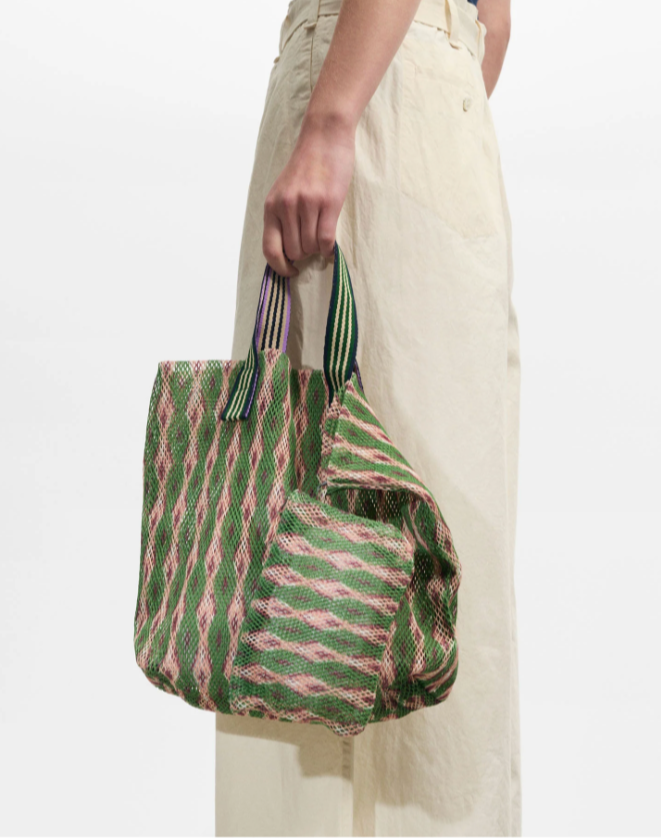 Bolsa de malla triangular de Epice. Patrón exclusivo en forma de X creado con un bloque de letras de madera antiguo, impresión digital en estilo claroscuro. Asas tejidas a mano y en contraste ajustadas a cada tono de color. Bolsa interior extraíble con cremallera.

Material - 100% poliéster

Tamaño - 29 x 25 x 10 cm


Diseñado en Copenhague, Dinamarca


Fabricado en India


KAMPUR (S) 2550-S Verde