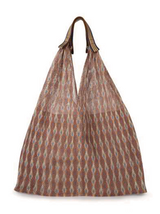 Bolsa de malla triangular de Epice. Patrón exclusivo en forma de X creado con un bloque de letras de madera antiguo, impresión digital en estilo claroscuro. Asas tejidas a mano y en contraste ajustadas a cada tono de color. Bolsa interior extraíble con cremallera.

Material - 100% poliéster

Tamaño - 50 x 47 x 12 cm


Diseñado en Copenhague, Dinamarca


Fabricado en India


UDAIPUR (B) 2550-G Caramel