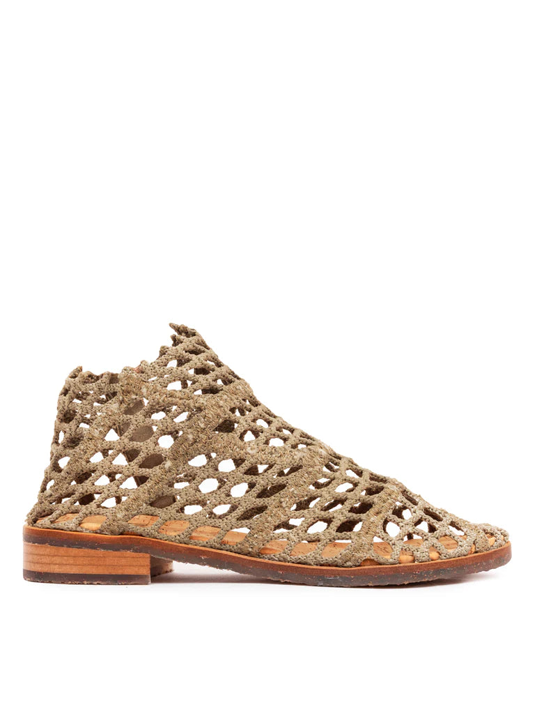 Botas Geometric en color natural de Verdura Shoes, hechas en Italia con redes de pesca recicladas, suela de caucho y plantilla de corcho – diseño artesanal sostenible.