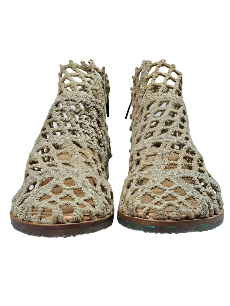 Botas Geometric en color natural de Verdura Shoes, hechas en Italia con redes de pesca recicladas, suela de caucho y plantilla de corcho – diseño artesanal sostenible.