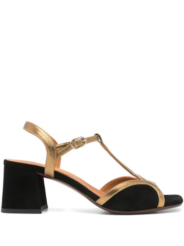 Sandalia Chie Mihara LIPE de tacón medio en ante negro con detalles dorados, tira al tobillo y cierre con hebilla lateral. Diseño elegante y cómodo, hecho en España