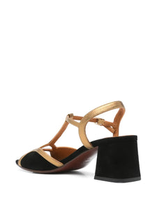 Sandalia Chie Mihara LIPE de tacón medio en ante negro con detalles dorados, tira al tobillo y cierre con hebilla lateral. Diseño elegante y cómodo, hecho en España
