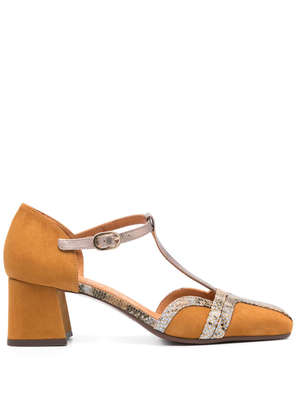 Zapato de medio tacón Chie Mihara modelo VOLAI en ante cognac con piel efecto serpiente y detalle acero, puntera cuadrada y cierre lateral con hebilla. Tacón de 6 cm.