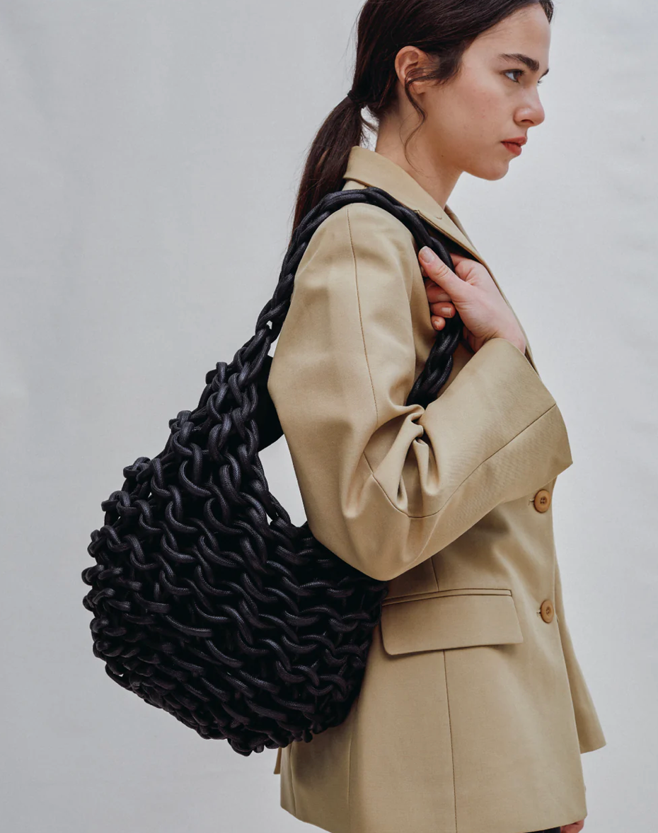 Bolso Alice de Alienina en color navy, tejido a mano con cuerda de algodón encerado, con cierre de cremallera y bolsillo interior.

