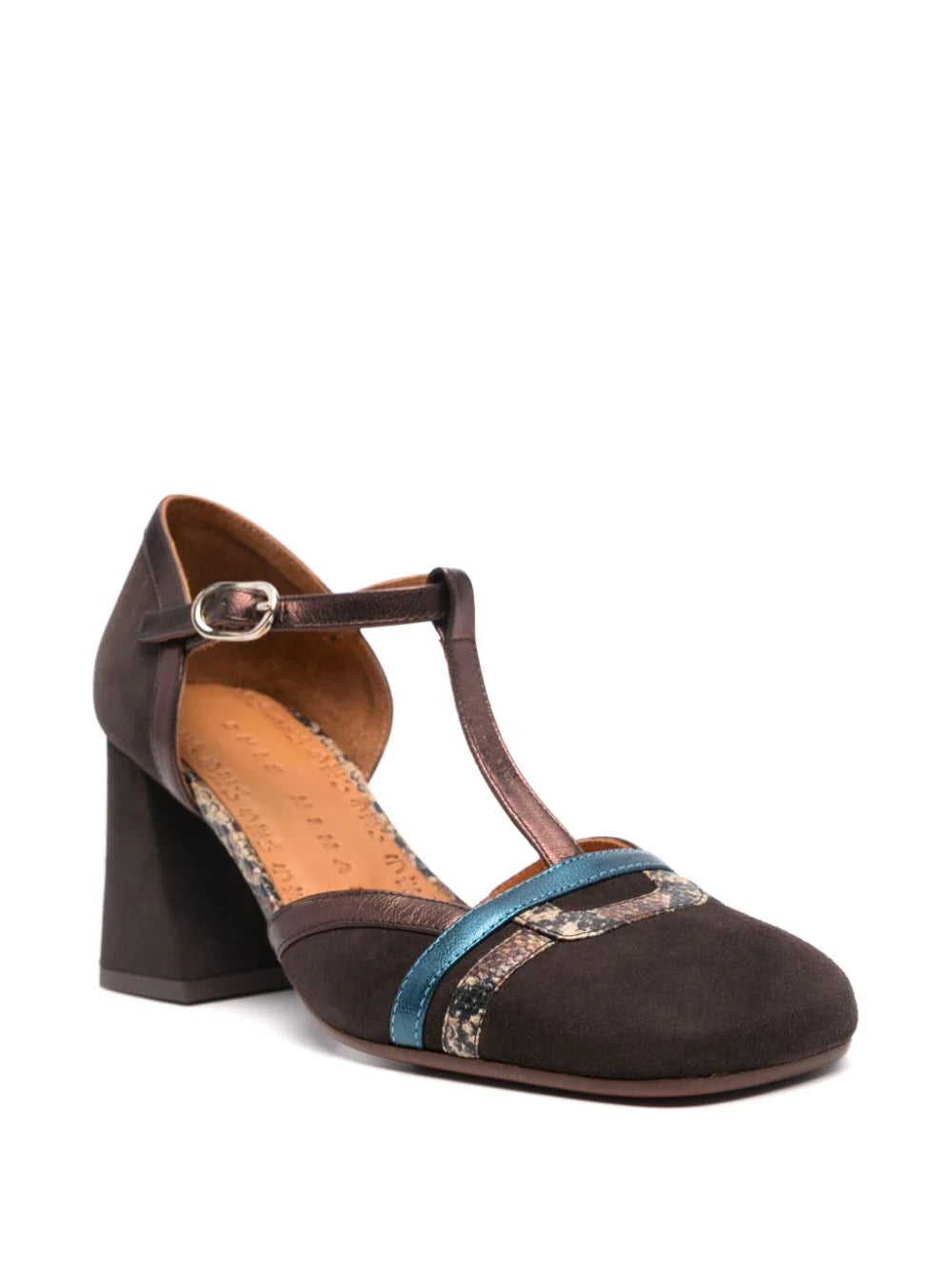 Chie Mihara&nbsp; zapato de tacón medio cuadrado de 6 cm realizado en suave piel vuelta con tiras de distintas texturas. La tira en el tobillo se cierra con una hebilla lateral y lleva una plantilla de piel que se completa con el logo de la marca.  Forro:&nbsp;Piel De Becerro 100%  Exterior:&nbsp;Ante De Becerro 100%  Suela:&nbsp;Piel De Becerro 100%,&nbsp;Goma 100%  Modelo: SYATA